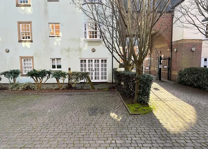 Urban Living\'S The Hopkins, Beautiful City Apartment With Private Parking