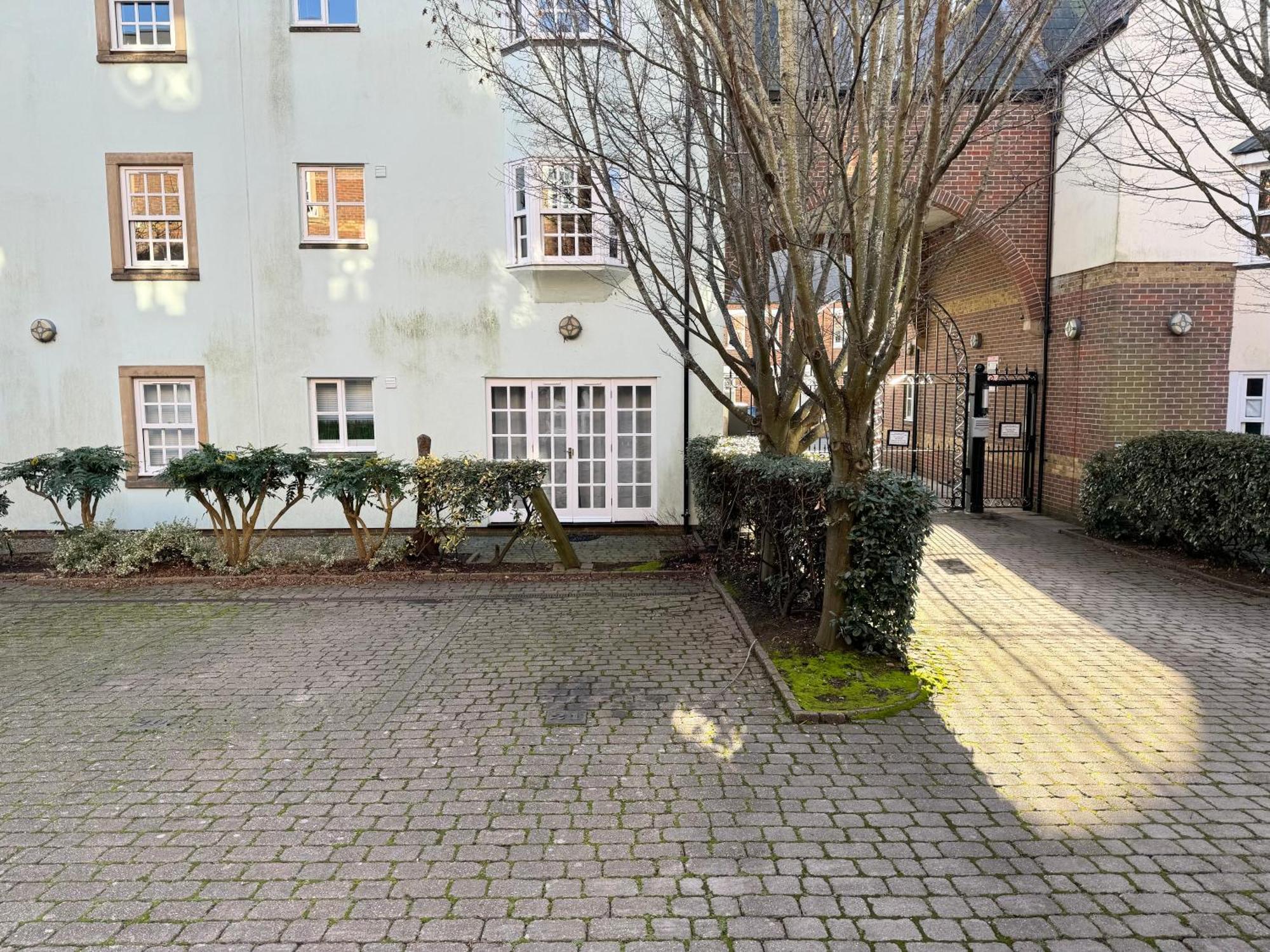 Urban Living's The Hopkins, Beautiful With Private Parking Appartement *